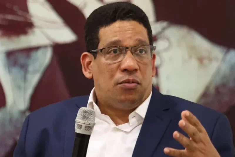 Pimentel participa en diálogo con empresas