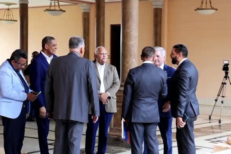 Industriales y comerciantes comienzan a llegar al Palacio Nacional para discutir control de precios