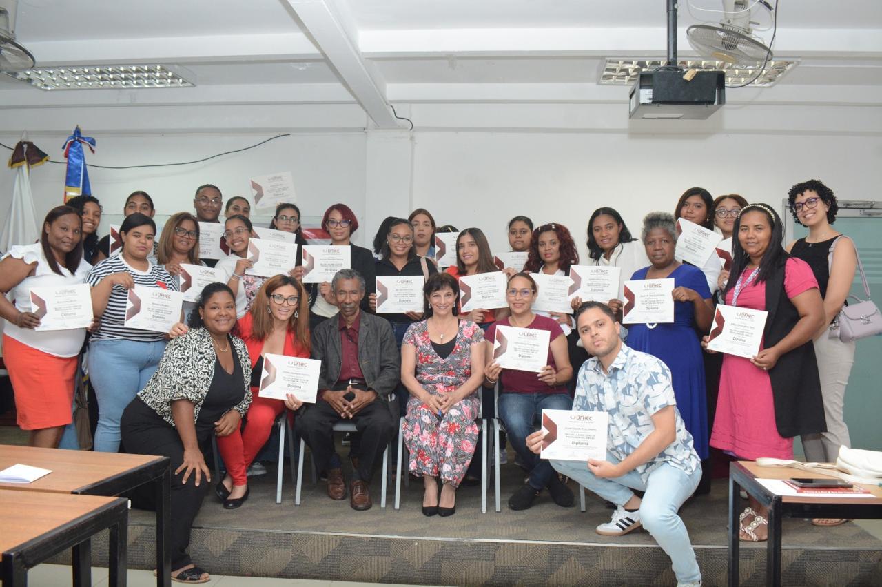 UFHEC realiza taller sobre la psicología del dibujo