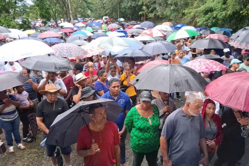 Bajo la lluvia, fieles marchan por el rescate de la presa de Hatillo
