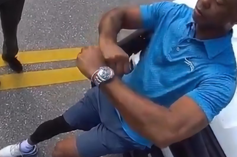 Cámara corporal muestra a Tiger Woods esposado tras el accidente donde volcó en Florida