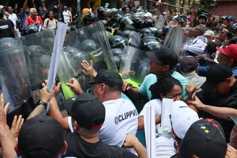 Policía bloquea marcha de trabajadores que intenta llegar a sede de Gobierno de Venezuela
