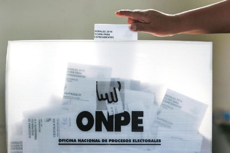 Perú extiende votación por fallas logísticas; presidente interino niega fraude
