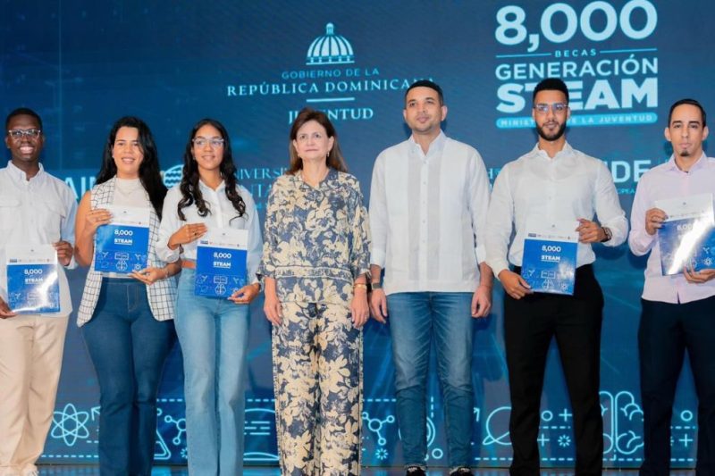 Raquel Peña entregó 8,000 becas STEAM