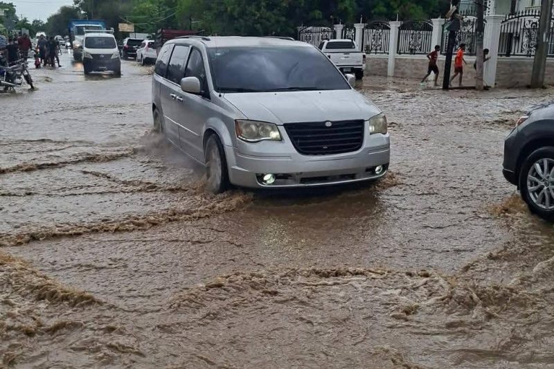 Inundaciones, derrumbes y más de 800 desplazados por lluvias en varias provincias