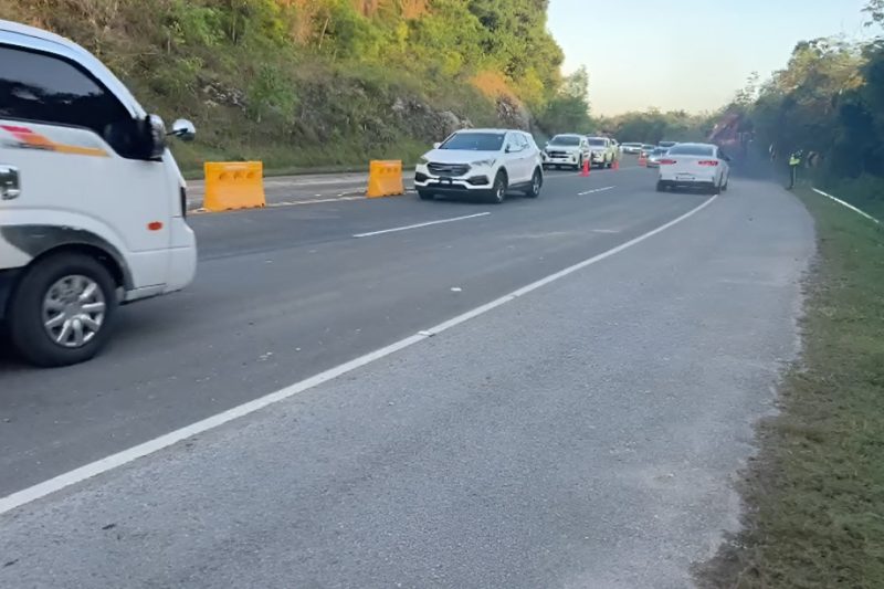 Restablecen tránsito en el tramo Majagual de la carretera Juan Pablo II tras caída de roca