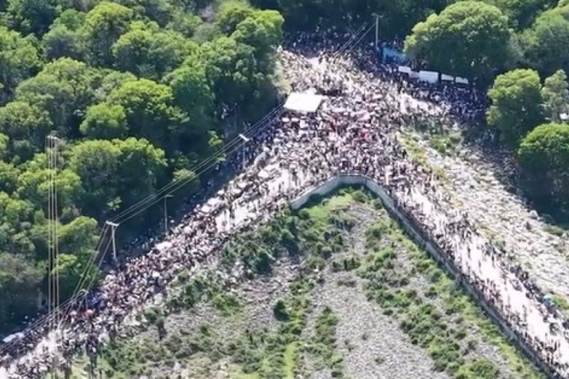 Vista aérea muestra nivel de asistencia en San Juan durante protestas contra posible proyecto minero