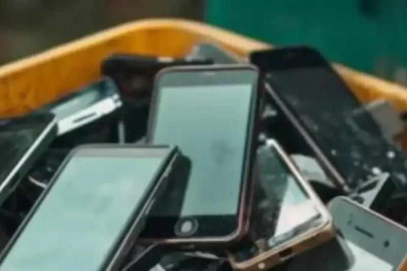 Prohibir uso de celulares en las escuelas: ¿qué dicen los expertos?