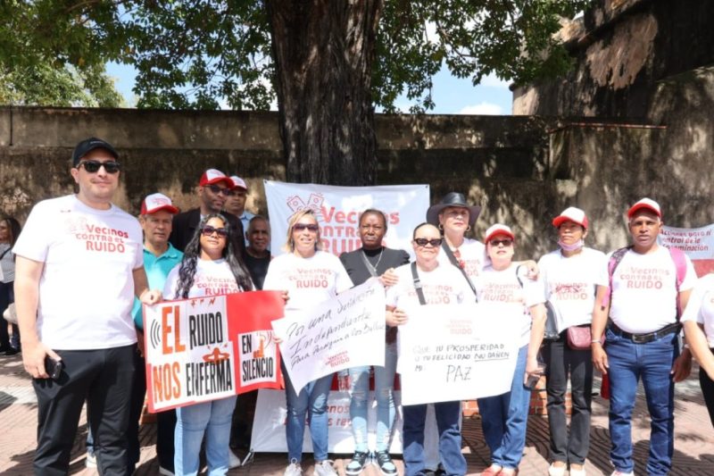 ciudadanos se manifiestan contra los ruidos molestos en la Zona Colonial