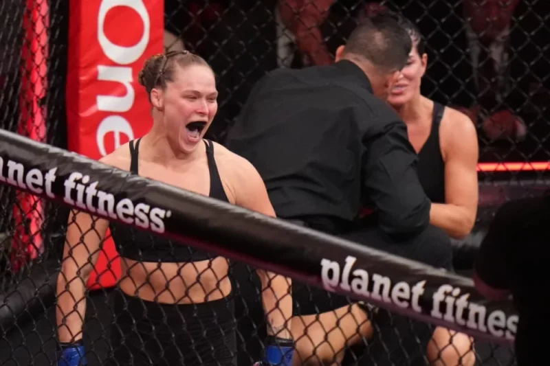 Ronda Rousey somete a Gina Carano con una llave de brazo a los 17 segundos