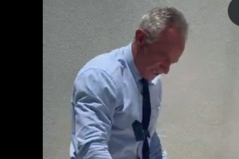 De camisa y corbata, Robert F. Kennedy Jr. protagoniza insólito episodio con serpientes