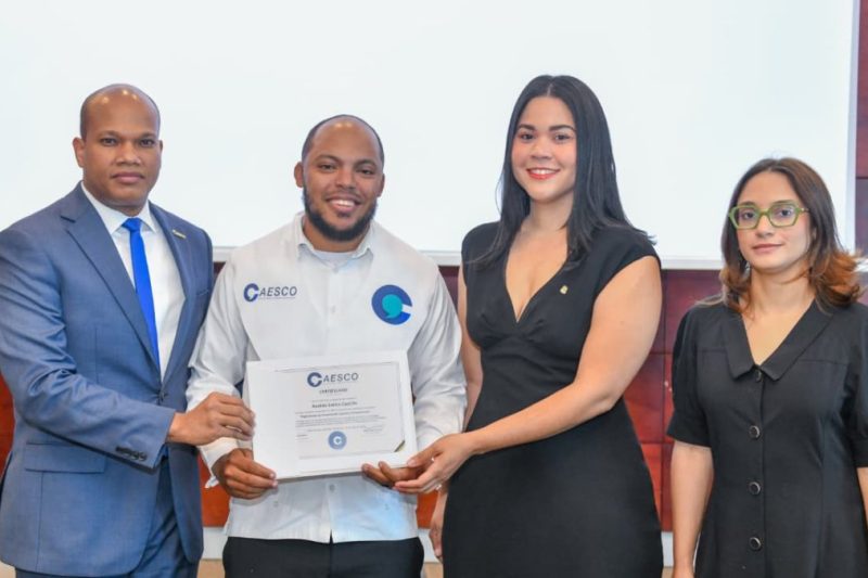 CAESCO gradúa primer grupo de líderes en Innovación Social y Comunitaria