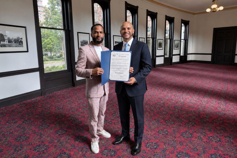 Invencible! Cantautor Ariel Ramírez recibe reconocimiento del Congreso de Nueva York y celebra lanzamiento de su nuevo álbum