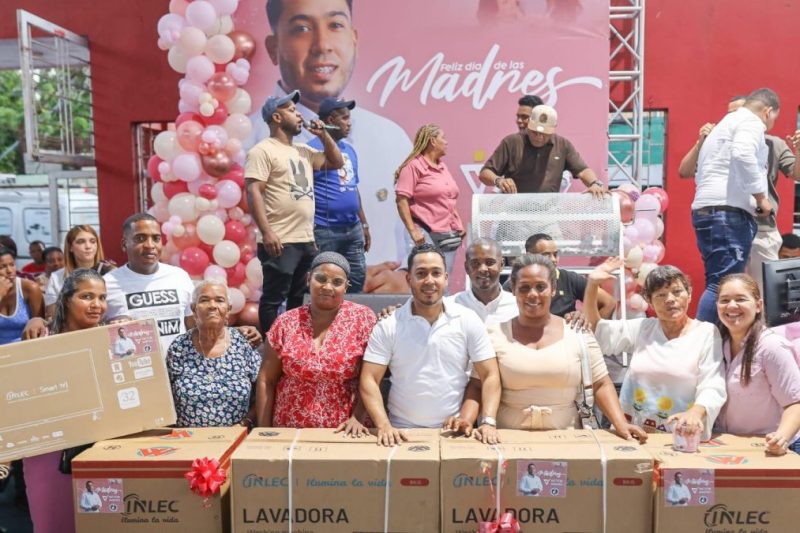Entre mariachis y regalos, regidor Víctor Jiménez homenaje a las madres de Los Alcarrizos