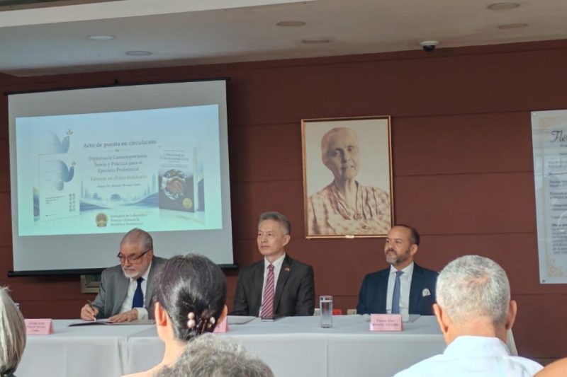 Ponen a circular la edición en idioma chino-mandarín de la obra sobre Diplomacia de Morales Lama