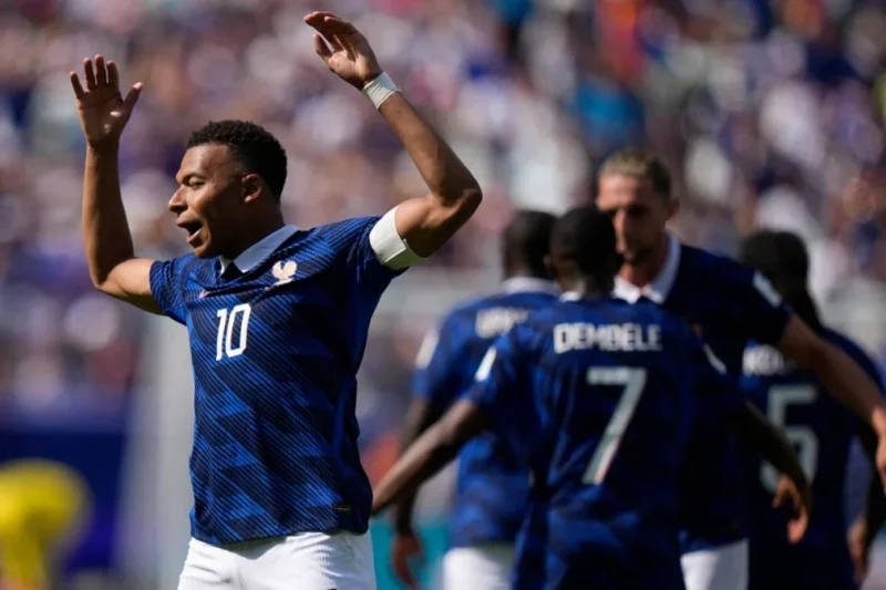 Kylian Mbappé anota su decimotercer gol en un Mundial, rompiendo el empate con Pelé