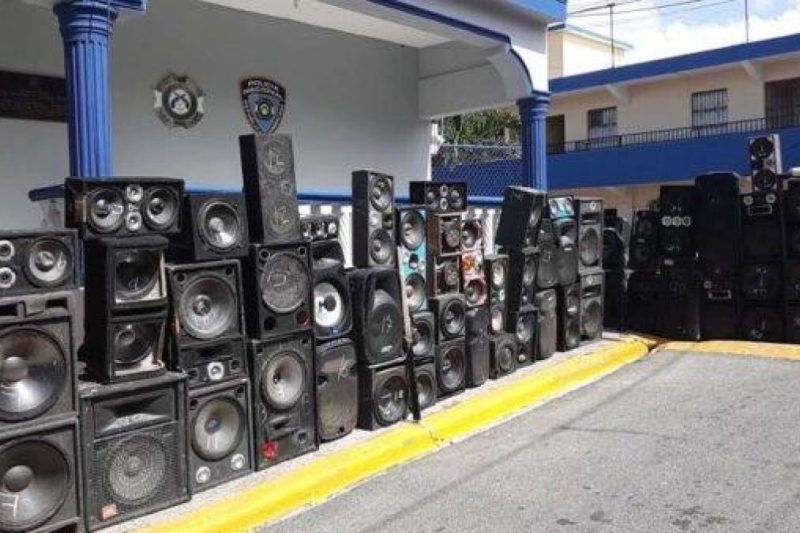 El ruido de vecinos, vehículos y colmados figura entre los principales problemas de los hogares