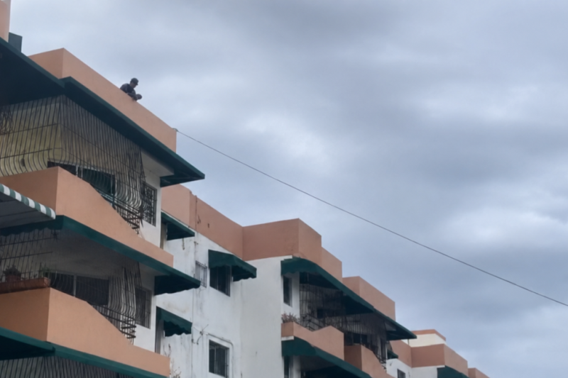 Un hombre muere de heridas con puerta de cristal, en medio de presunta persecución de motorizado