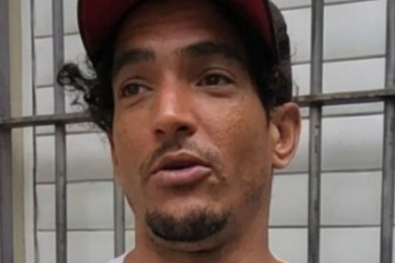 Hombre habría encontrado RD$900,000 en una funda, lo repartió a desconocidos y se le tiró el DICRIM
