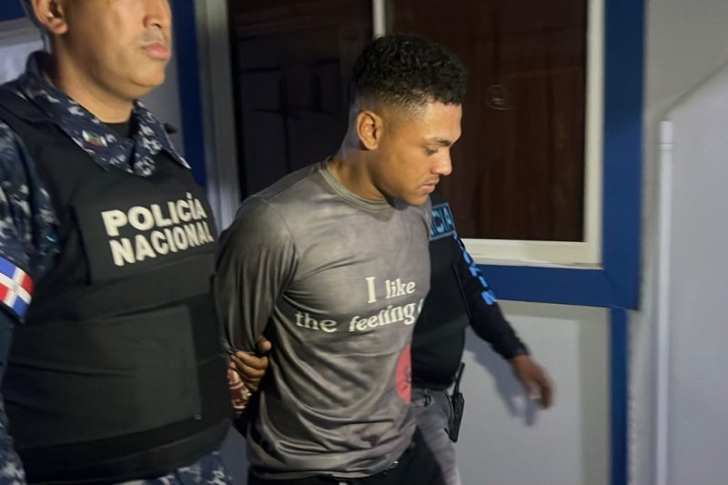 Así fue la entrega del presunto autor de la muerte de una adolescente en Santiago