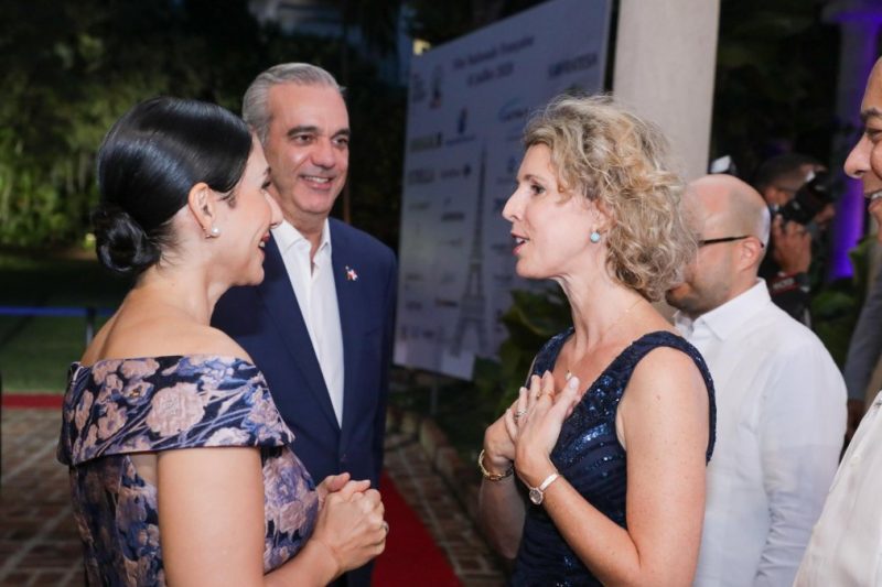Luis Abinader y primera dama participan en la celebración de la Fiesta Nacional de Francia