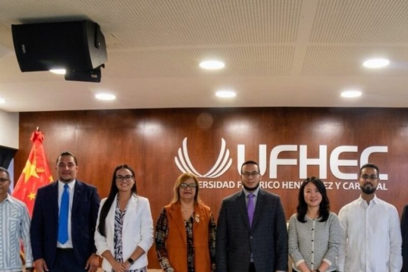 Universidad UFHEC recibe exposición fotográfica “La Bella China»
