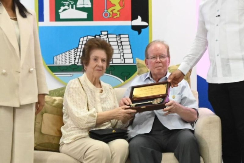 Entregan Llave Ciudad SDE a empresario Pepín Corripio