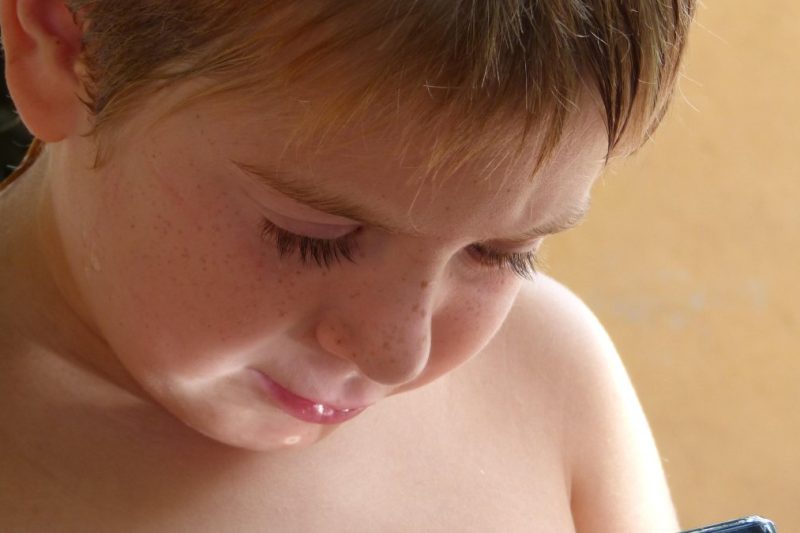 El secuestro dopaminérgico de las infancias hiperconectadas
