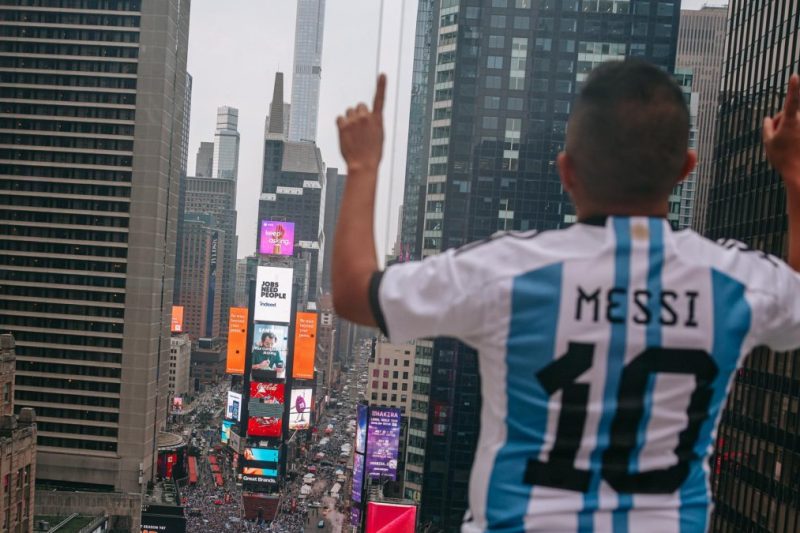 Argentinos toman Times Square con cánticos y banderas antes de la final del Mundial