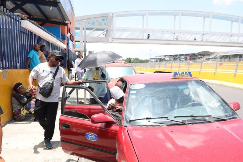 Cada vez que sube el pasaje, ¿qué deja de hacer un dominicano de escasos recursos?
