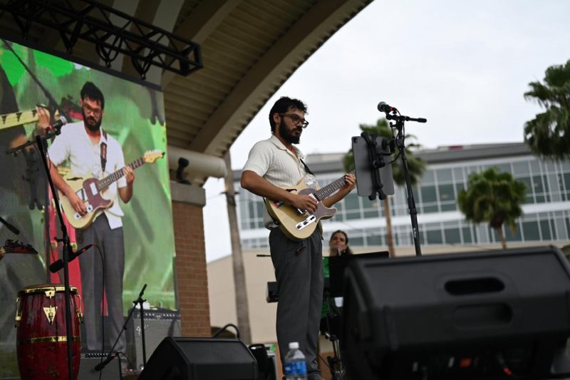 Luis McDougal enarbola la bandera dominicana en Festival Internacional de Jazz en McAllen, Texas
