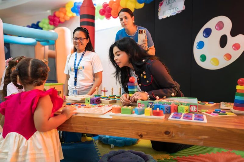 Nosotros Divertidos! Pinceles, pinturas, papel y trazos creativos en el campamento de verano organizado por PGR; Yeni Berenice Reynoso resaltó el espacio de esparcimiento concebido para hijos de miembros del MP que demandan atenciones especializadas