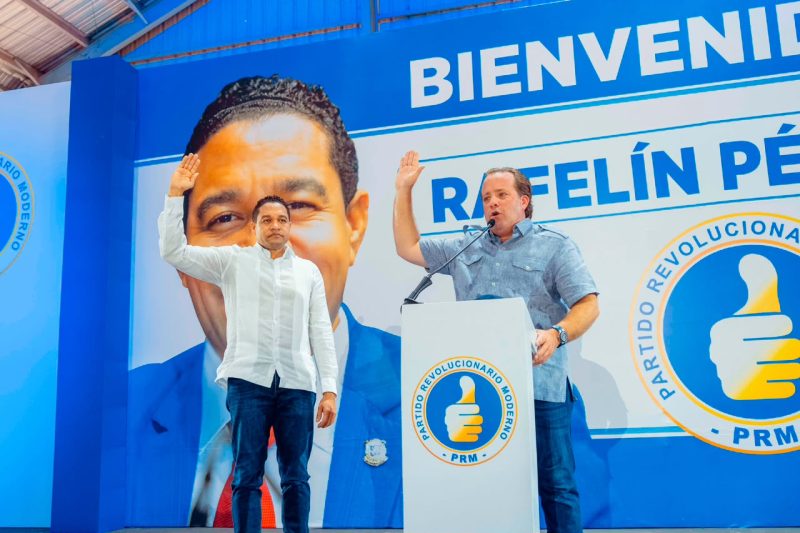 PRM juramenta al diputado de Pedernales Rafelin Pérez, quien abandonó la Fuerza del Pueblo