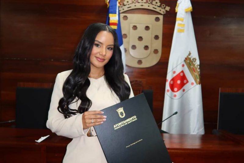 Zuleika Viera es “Hija Meritoria de Santiago”; en el reconocimiento Concejo de Regidores resalta trabajo social de la empresaria educadora, maquillista y creadora de contenido