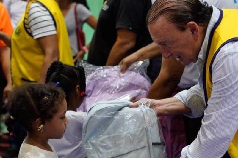 Club de Leones de Sosúa entrega útiles escolares a 1,000 niños de la comunidad