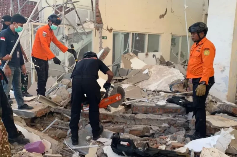 Ya son 47 las victimas mortales de terremoto en Indonesia