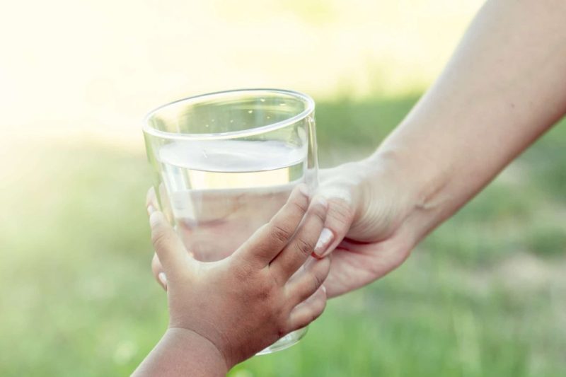 3 prácticas cotidianas que disparan el consumo de agua y cómo reducirlo