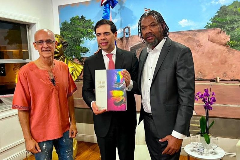 Van Robert entrega en Miami al ministro de Cultura dominicano el libro TOP 100 ARTISTS