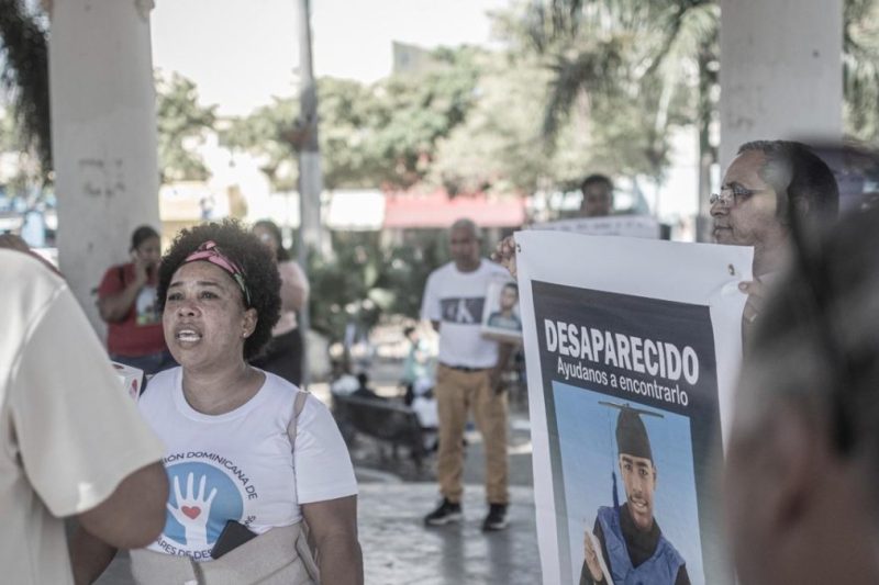 Madre, desesperada por encontrar a su hijo desaparecido, entrega RD$26,000 por falsas pistas