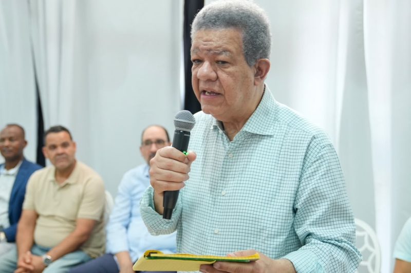 LF a funcionarios: “No están para quejarse, están para resolver”