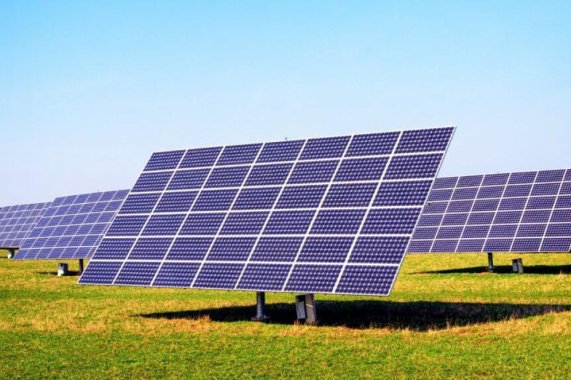¿Cómo se calcularía el cobro a los usuarios con paneles solares?