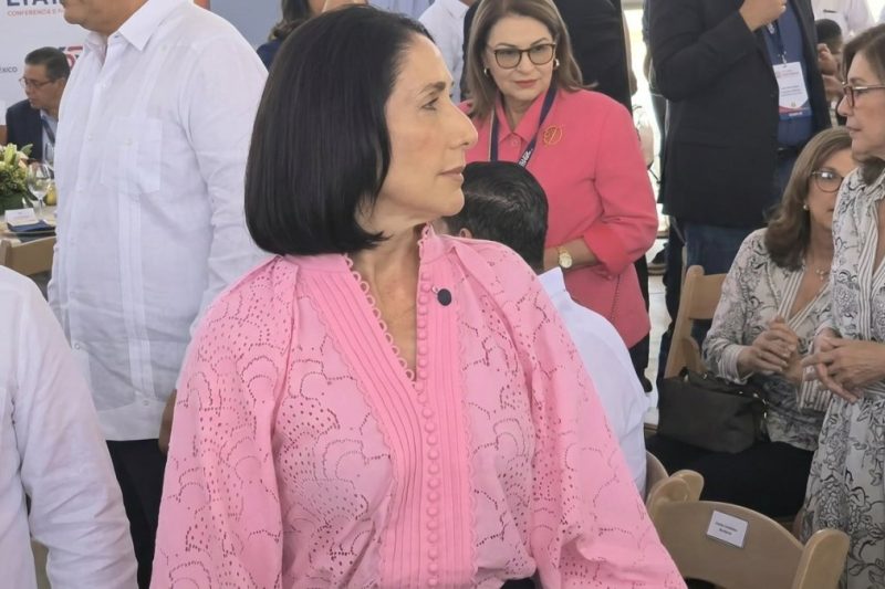 Video: La primera dama Raquel Arbaje dando hombro
