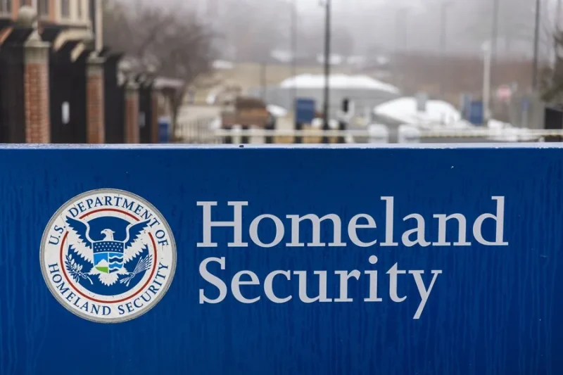 Una jueza federal bloquea los operativos de Trump electorales