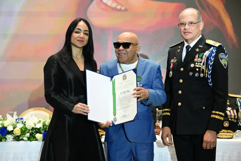 La Policía Nacional reconoce a Teodoro Reyes, Ramón Orlando y Fefita la Grande Ensegundos República Dominicana