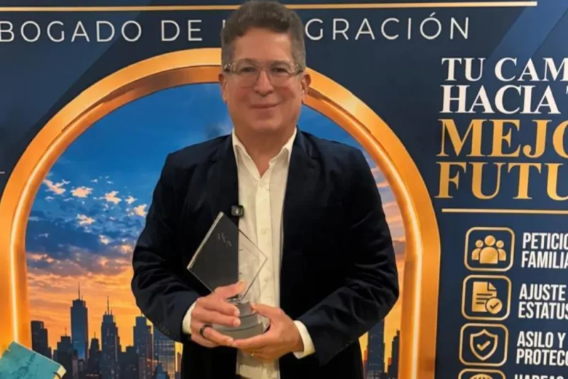 Iván Ruiz recibe premio internacional en Miami por su trayectoria en la TV y por la serie «La Familia Espejo» Ensegundos República Dominicana