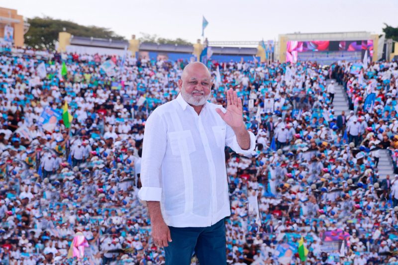 Roberto Fulcar consulta a las bases del PRM