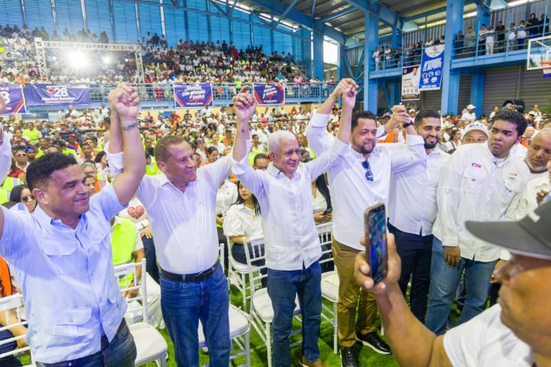 Carolina Mejía suma respaldo del sector construcción en Sánchez Ramírez